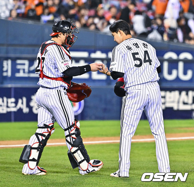 [OSEN=잠실, 박준형 기자] LG가 한화를 상대로 한점 차 승리를 거두며 2연승을 달렸다.LG는 21일 잠실구장에서 열린 2026 신한 SOL KBO리그 한화와 경기에서 선발 송승기의 호투와 7회 터진 오스틴의 결승타에 힘입어 6-5로 승리했다.경기종료 후 LG 마무리 투수 유영찬이 시즌 10세이브 달성후 박동원 포수와 기쁨을 나누고 있다.   2026.04.21 / soul1014@osen.co.kr