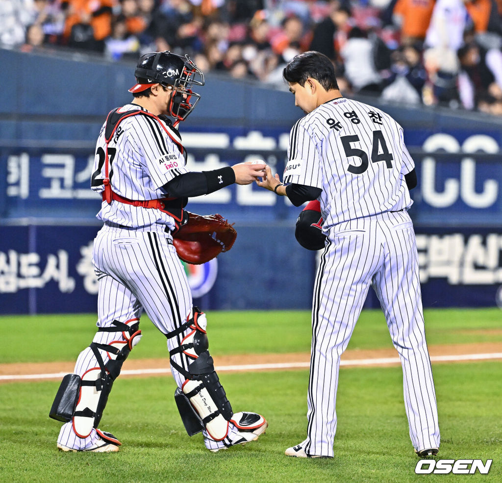 LG가 한화를 상대로 한점 차 승리를 거두며 2연승을 달렸다.LG는 21일 잠실구장에서 열린 2026 신한 SOL KBO리그 한화와 경기에서 선발 송승기의 호투와 7회 터진 오스틴의 결승타에 힘입어 6-5로 승리했다.경기종료 후 LG 마무리 투수 유영찬이 시즌 10세이브 달성후 박동원 포수와 기쁨을 나누고 있다.   2026.04.21 / soul1014@osen.co.kr