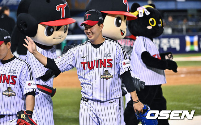 [OSEN=잠실, 박준형 기자] LG가 한화를 상대로 한점 차 승리를 거두며 2연승을 달렸다.LG는 21일 잠실구장에서 열린 2026 신한 SOL KBO리그 한화와 경기에서 선발 송승기의 호투와 7회 터진 오스틴의 결승타에 힘입어 6-5로 승리했다.경기종료 후 LG 유영찬 마무리 투수가 세이브 달성하며 미소 짓고 있다.     2026.04.21 / soul1014@osen.co.kr