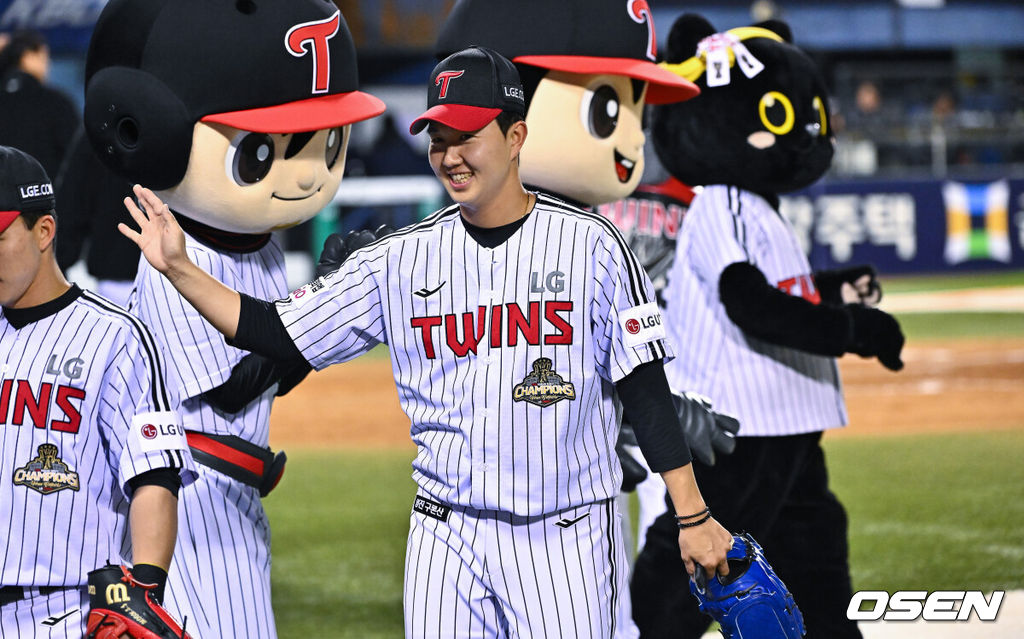 LG가 한화를 상대로 한점 차 승리를 거두며 2연승을 달렸다.LG는 21일 잠실구장에서 열린 2026 신한 SOL KBO리그 한화와 경기에서 선발 송승기의 호투와 7회 터진 오스틴의 결승타에 힘입어 6-5로 승리했다.경기종료 후 LG 유영찬 마무리 투수가 세이브 달성하며 미소 짓고 있다.     2026.04.21 / soul1014@osen.co.kr