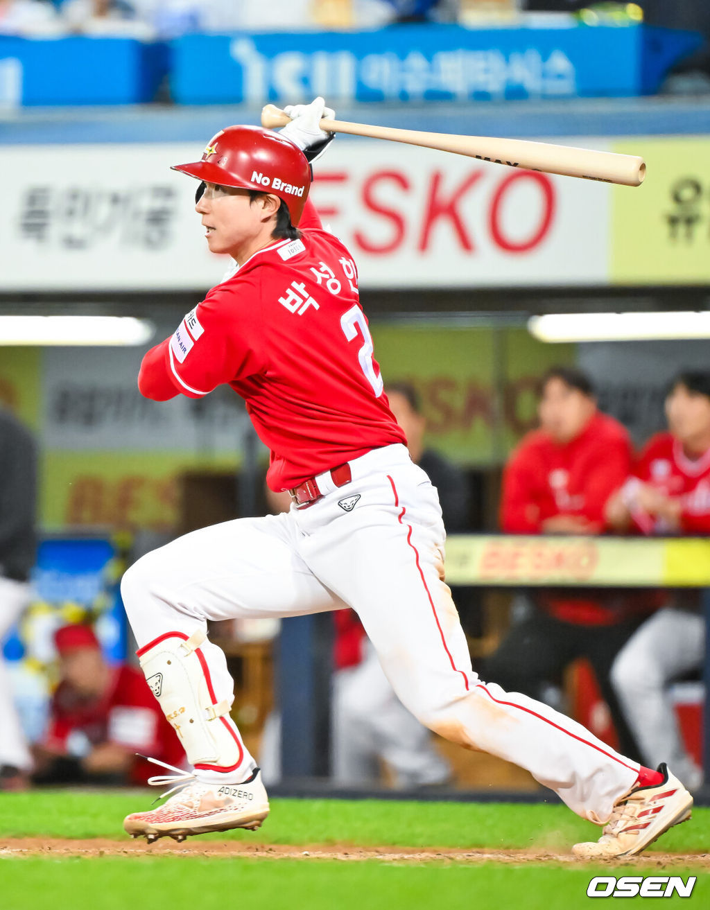 21일 오후 대구삼성라이온즈파크 ‘2026 신한 SOL Bank KBO리그' 삼성 라이온즈와 SSG 랜더스와 경기가 열렸다.이날 삼성은 최원태를, SSG는 베니지아노를 선발투수로 내세웠다.연장 10회초 2사 주자 2루 SSG 박성한이 중견수 앞 1타점 적시타를 때리고 있다. 2026.04.21 / rumi@osen.co.kr