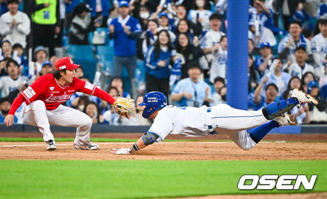 [OSEN=대구, 민경훈 기자] 21일 오후 대구삼성라이온즈파크 ‘2026 신한 SOL Bank KBO리그' 삼성 라이온즈와 SSG 랜더스와 경기가 열렸다.이날 삼성은 최원태를, SSG는 베니지아노를 선발투수로 내세웠다.2회말 1사 주자 3루 삼성 강민호가 중견수 뒤 2루타를 때린 후 3루로 몸을 던지고 있다. 2026.04.21 / rumi@osen.co.kr
