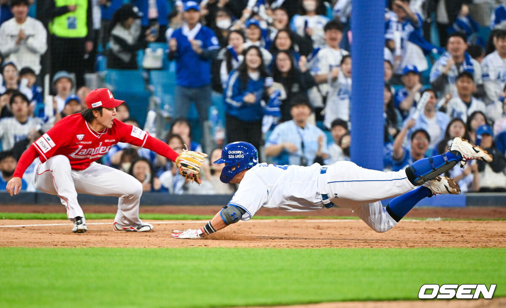 21일 오후 대구삼성라이온즈파크 ‘2026 신한 SOL Bank KBO리그' 삼성 라이온즈와 SSG 랜더스와 경기가 열렸다.이날 삼성은 최원태를, SSG는 베니지아노를 선발투수로 내세웠다.2회말 1사 주자 3루 삼성 강민호가 중견수 뒤 2루타를 때린 후 3루로 몸을 던지고 있다. 2026.04.21 / rumi@osen.co.kr