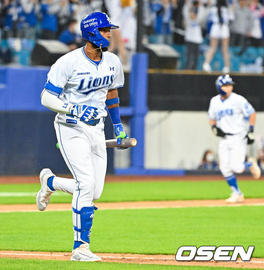 [OSEN=대구, 민경훈 기자] 21일 오후 대구삼성라이온즈파크 ‘2026 신한 SOL Bank KBO리그' 삼성 라이온즈와 SSG 랜더스와 경기가 열렸다.이날 삼성은 최원태를, SSG는 베니지아노를 선발투수로 내세웠다.3회말 1사 주자 3루 삼성 디아즈가 좌익수 앞 1타점 적시타를 때리고 있다. 2026.04.21 / rumi@osen.co.kr