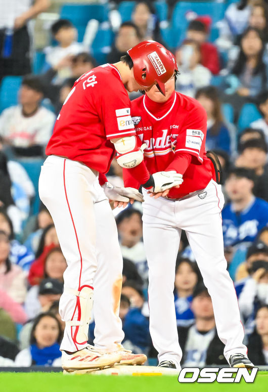 [OSEN=대구, 민경훈 기자] 21일 오후 대구삼성라이온즈파크 ‘2026 신한 SOL Bank KBO리그' 삼성 라이온즈와 SSG 랜더스와 경기가 열렸다.이날 삼성은 최원태를, SSG는 베니지아노를 선발투수로 내세웠다.연장 10회초 2사 주자 2루 SSG 박성한이 중견수 앞 1타점 적시타를 때린 후 1루에서 기뻐하고 있다. 2026.04.21 / rumi@osen.co.kr