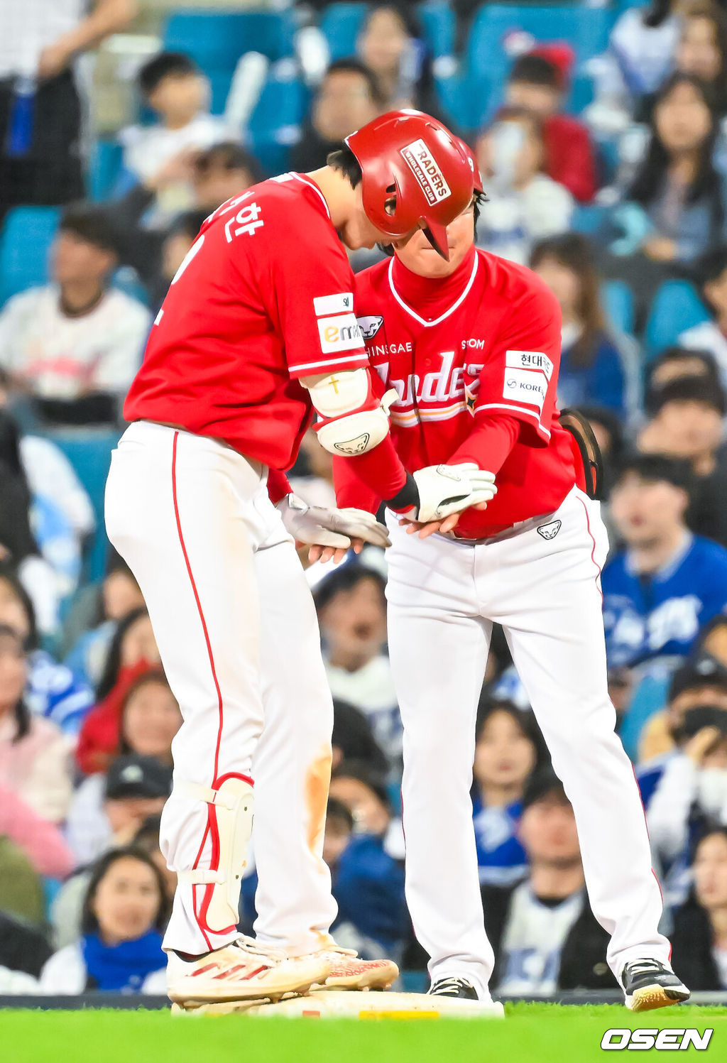 21일 오후 대구삼성라이온즈파크 ‘2026 신한 SOL Bank KBO리그' 삼성 라이온즈와 SSG 랜더스와 경기가 열렸다.이날 삼성은 최원태를, SSG는 베니지아노를 선발투수로 내세웠다.연장 10회초 2사 주자 2루 SSG 박성한이 중견수 앞 1타점 적시타를 때린 후 1루에서 기뻐하고 있다. 2026.04.21 / rumi@osen.co.kr