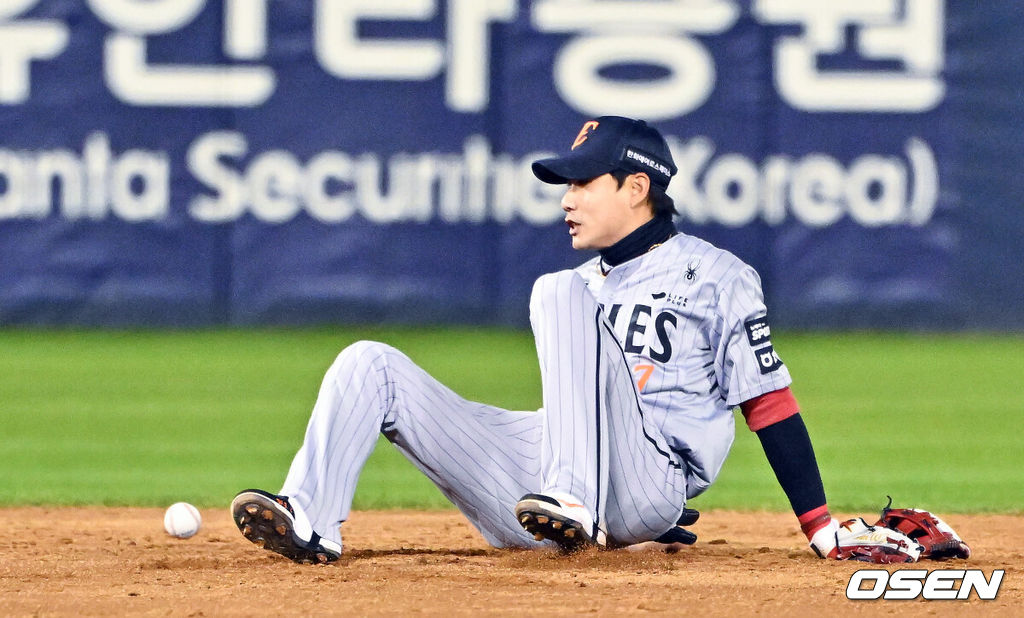 21일 오후 서울 잠실구장에서 2026 신한 SOL KBO리그 LG 트윈스와 한화 이글스의 경기가 진행됐다.이날 LG는 송승기를, 한화는 문동주를 선발투수로 내세웠다.4회말 1사 만루 LG 천성호의 내야땅볼때 한화 심우준 유격수가 포구 실책하고 있다.   2026.04.21 / soul1014@osen.co.kr