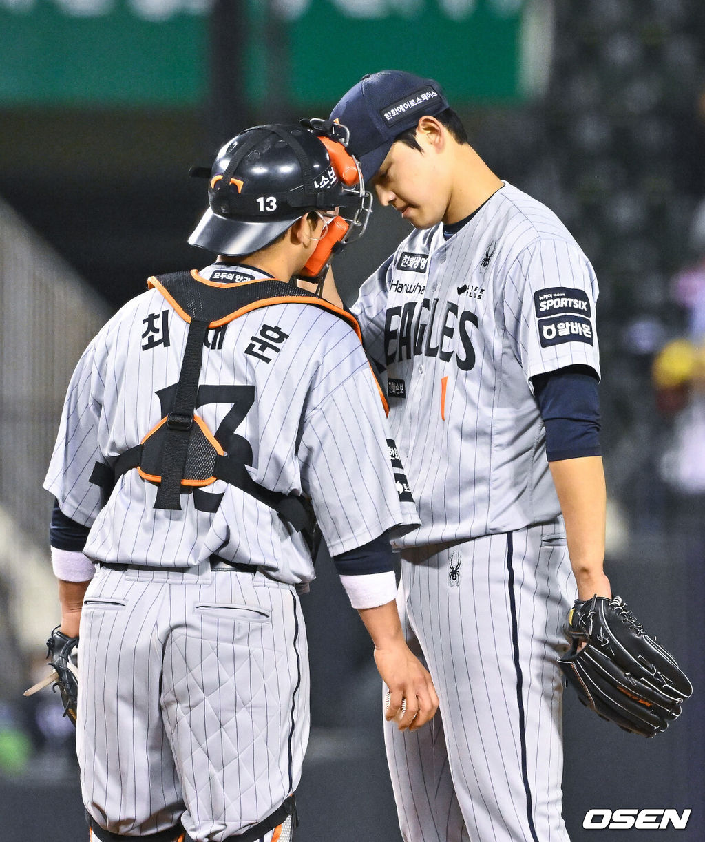 21일 오후 서울 잠실구장에서 2026 신한 SOL KBO리그 LG 트윈스와 한화 이글스의 경기가 진행됐다.이날 LG는 송승기를, 한화는 문동주를 선발투수로 내세웠다.4회 한화 선발투수 문동주가 교체되고 있다.    2026.04.21 / soul1014@osen.co.kr