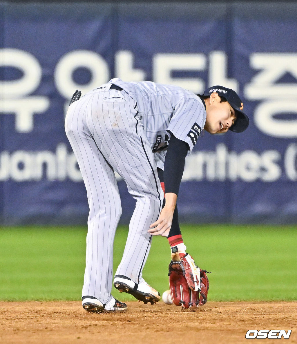 21일 오후 서울 잠실구장에서 2026 신한 SOL KBO리그 LG 트윈스와 한화 이글스의 경기가 진행됐다.이날 LG는 송승기를, 한화는 문동주를 선발투수로 내세웠다.4회말 1사 만루 LG 천성호의 내야땅볼때 한화 심우준 유격수가 포구 실책하고 있다.   2026.04.21 / soul1014@osen.co.kr