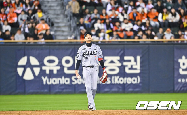 [OSEN=잠실, 박준형 기자] 21일 오후 서울 잠실구장에서 2026 신한 SOL KBO리그 LG 트윈스와 한화 이글스의 경기가 진행됐다.이날 LG는 송승기를, 한화는 문동주를 선발투수로 내세웠다.4회말 1사 만루 LG 천성호의 내야땅볼때 한화 심우준 유격수가 포구 실책한뒤 아쉬워하고 있다.   2026.04.21 / soul1014@osen.co.kr