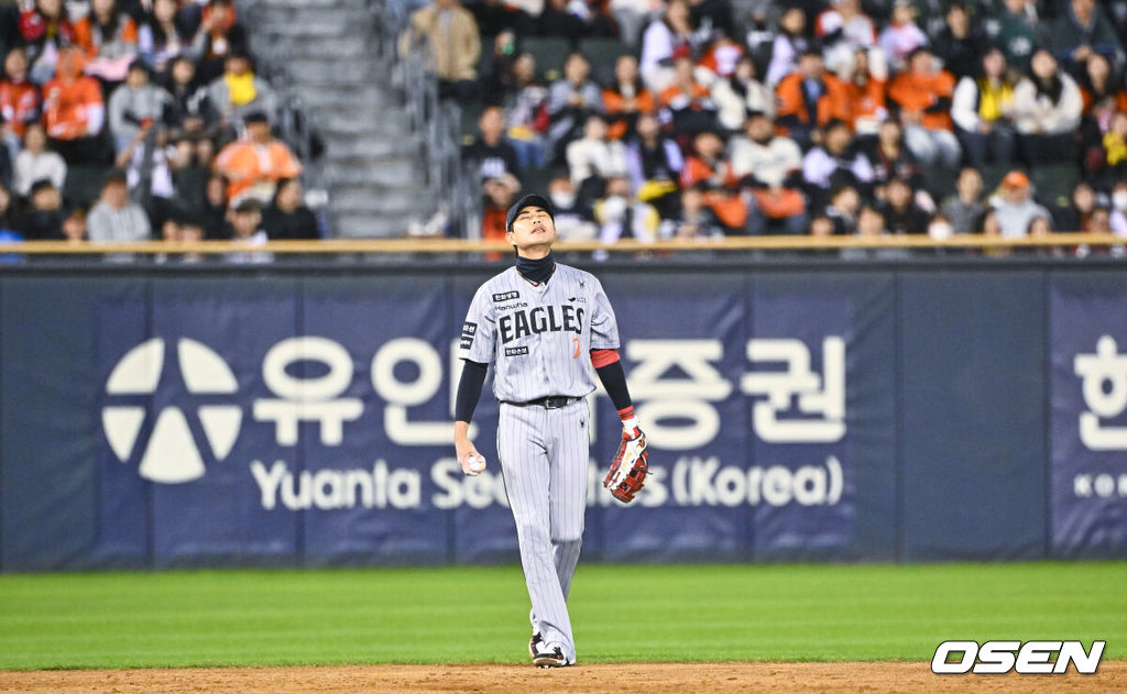 21일 오후 서울 잠실구장에서 2026 신한 SOL KBO리그 LG 트윈스와 한화 이글스의 경기가 진행됐다.이날 LG는 송승기를, 한화는 문동주를 선발투수로 내세웠다.4회말 1사 만루 LG 천성호의 내야땅볼때 한화 심우준 유격수가 포구 실책한뒤 아쉬워하고 있다.   2026.04.21 / soul1014@osen.co.kr