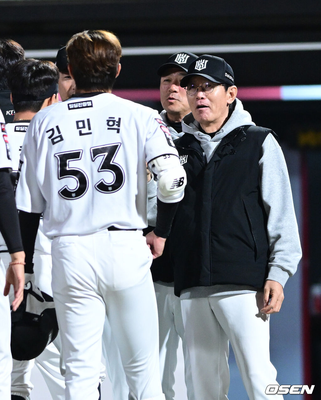 21일 수원 KT위즈파크에서 ‘2026 신한 SOL KBO리그’ KT 위즈와 KIA 타이거즈의 경기가 열렸다.이날 경기는 김민혁이 연장 11회 1사에서 우월 끝내기 솔로포를 터트려 홈팀 KT가 6-5 짜릿한 승리를 거뒀다. 경기를 마치고 승리한 KT 이강철 감독과 김민혁이 인사를 나누고 있다. 2026.04.21 / dreamer@osen.co.kr