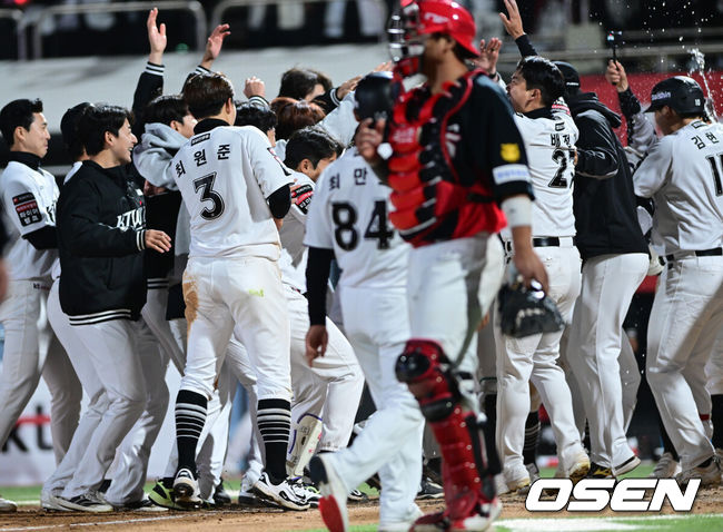 [OSEN=수원, 최규한 기자] 21일 수원 KT위즈파크에서 ‘2026 신한 SOL KBO리그’ KT 위즈와 KIA 타이거즈의 경기가 열렸다.이날 경기는 김민혁이 연장 11회 1사에서 우월 끝내기 솔로포를 터트려 홈팀 KT가 6-5 짜릿한 승리를 거뒀다. 연장 11회말 1사에서 KT 김민혁이 끝내기 우월 솔로포를 날리고 홈을 밟으며 동료들의 축하를 받고 있다. 2026.04.21 / dreamer@osen.co.kr