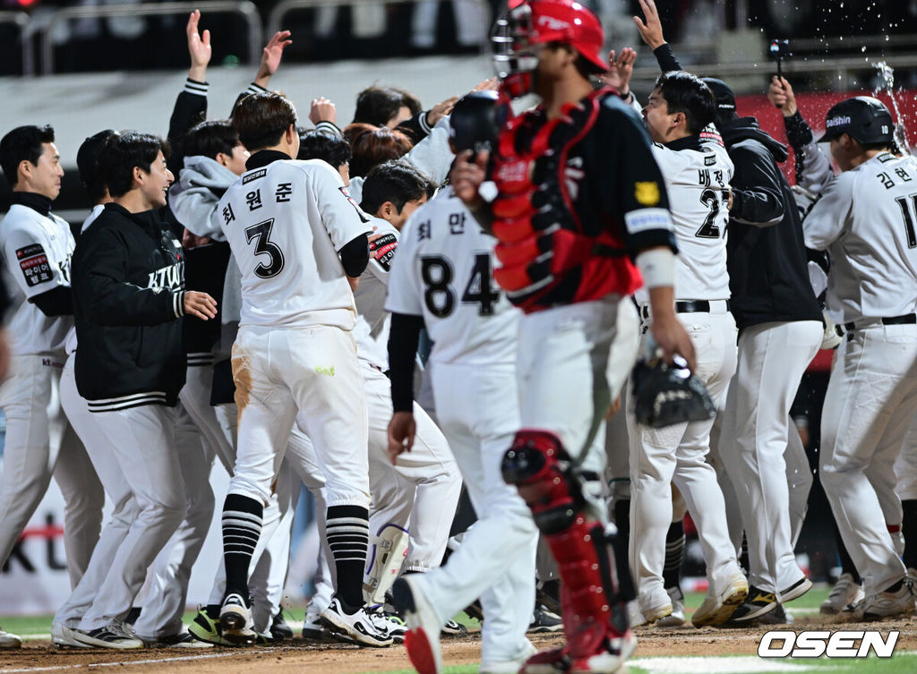 21일 수원 KT위즈파크에서 ‘2026 신한 SOL KBO리그’ KT 위즈와 KIA 타이거즈의 경기가 열렸다.이날 경기는 김민혁이 연장 11회 1사에서 우월 끝내기 솔로포를 터트려 홈팀 KT가 6-5 짜릿한 승리를 거뒀다. 연장 11회말 1사에서 KT 김민혁이 끝내기 우월 솔로포를 날리고 홈을 밟으며 동료들의 축하를 받고 있다. 2026.04.21 / dreamer@osen.co.kr