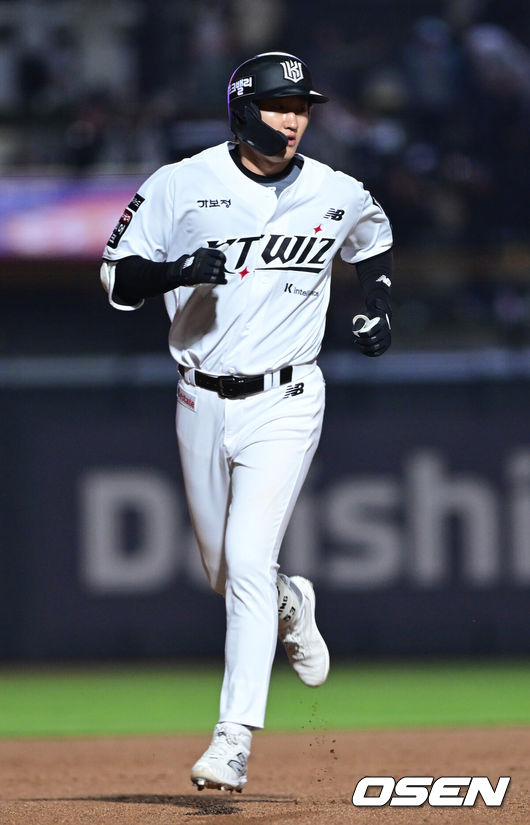 [OSEN=수원, 최규한 기자] 21일 수원 KT위즈파크에서 ‘2026 신한 SOL KBO리그’ KT 위즈와 KIA 타이거즈의 경기가 열렸다.이날 경기는 김민혁이 연장 11회 1사에서 우월 끝내기 솔로포를 터트려 홈팀 KT가 6-5 짜릿한 승리를 거뒀다. 연장 11회말 1사에서 KT 김민혁이 끝내기 우월 솔로포를 날리고 그라운드를 돌고 있다. 2026.04.21 / dreamer@osen.co.kr