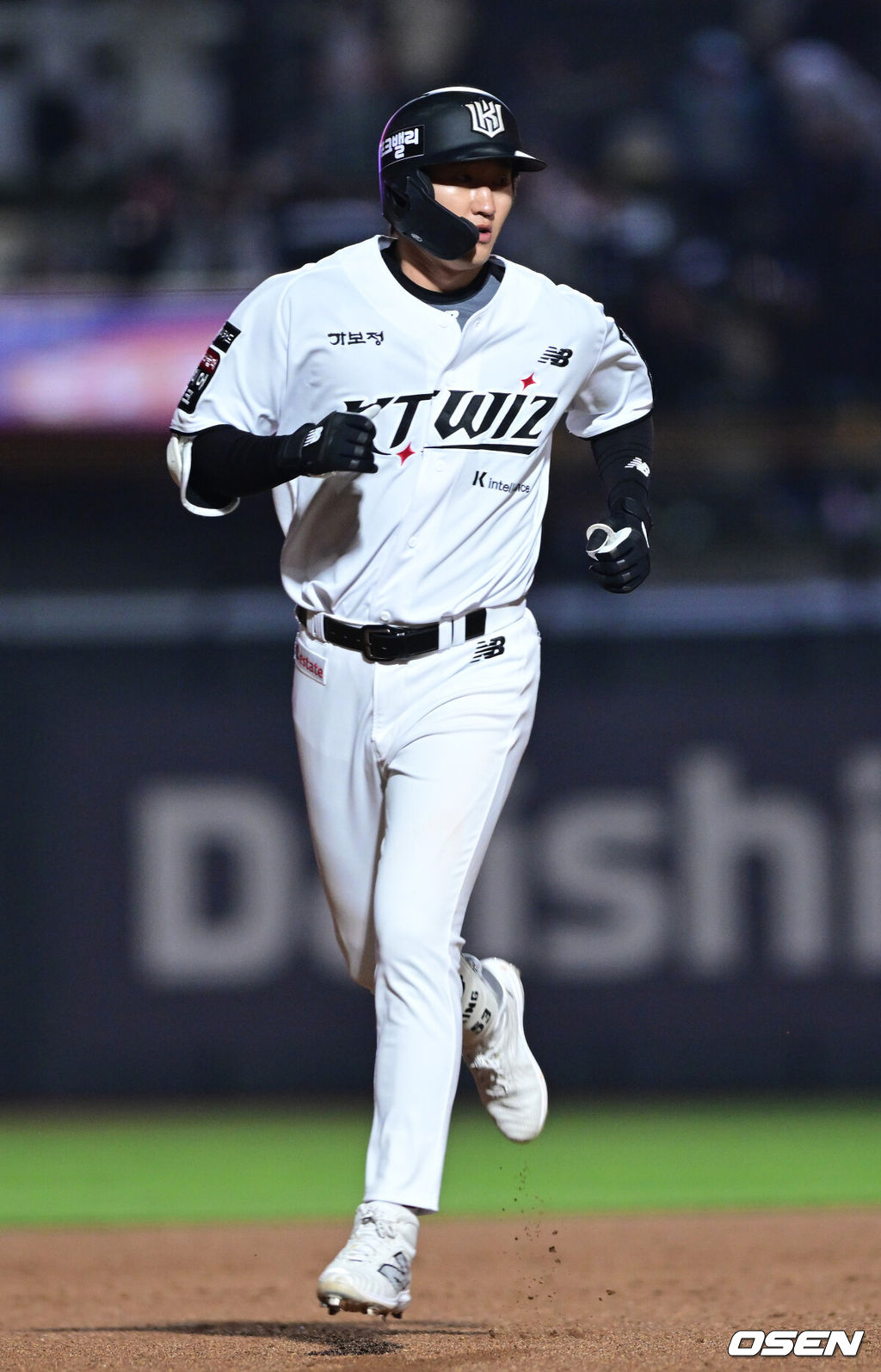 21일 수원 KT위즈파크에서 ‘2026 신한 SOL KBO리그’ KT 위즈와 KIA 타이거즈의 경기가 열렸다.이날 경기는 김민혁이 연장 11회 1사에서 우월 끝내기 솔로포를 터트려 홈팀 KT가 6-5 짜릿한 승리를 거뒀다. 연장 11회말 1사에서 KT 김민혁이 끝내기 우월 솔로포를 날리고 그라운드를 돌고 있다. 2026.04.21 / dreamer@osen.co.kr