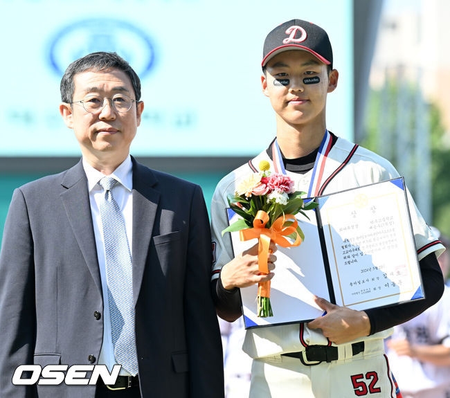 [OSEN=목동, 민경훈 기자] 29일 서울 목동야구장에서 제78회 황금사자기 전국고교야구대회 겸 주말리그 왕중왕전 결승 대구 상원고와 덕수고의 경기가 열렸다. 이 경기에서 덕수고가 대구상원고를 4-0으로 꺾고 우승을 차지했다. 이마트배 우승에 이어서 2개 전국대회 연속 우승을 휩쓸었다. 경기를 마치고 최다득점상을 수상한 덕수고 배승수가 포토타임을 갖고 있다. 2024.05.29 / rumi@osen.co.kr