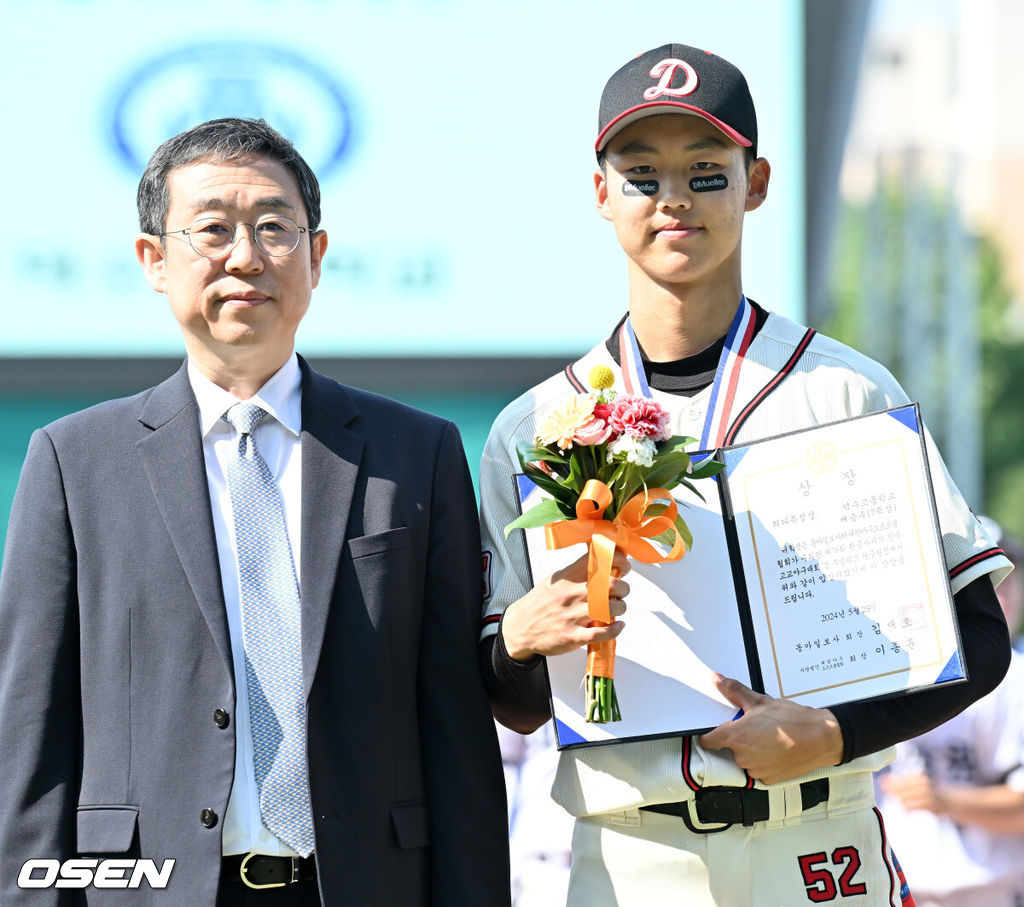 29일 서울 목동야구장에서 제78회 황금사자기 전국고교야구대회 겸 주말리그 왕중왕전 결승 대구 상원고와 덕수고의 경기가 열렸다. 이 경기에서 덕수고가 대구상원고를 4-0으로 꺾고 우승을 차지했다. 이마트배 우승에 이어서 2개 전국대회 연속 우승을 휩쓸었다. 경기를 마치고 최다득점상을 수상한 덕수고 배승수가 포토타임을 갖고 있다. 2024.05.29 / rumi@osen.co.kr