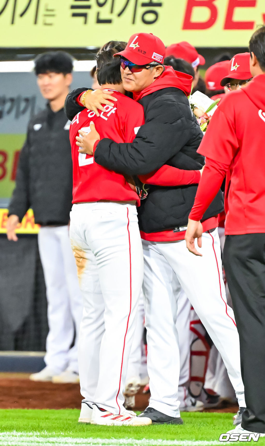 21일 오후 대구삼성라이온즈파크 ‘2026 신한 SOL Bank KBO리그' 삼성 라이온즈와 SSG 랜더스와 경기가 열렸다.이 경기에서 SSG은 연장 10회 박성한의 결승타에 힘입어 5-4로 이겼다. 박성한은 1회 첫 타석에서 안타를 추가하며 개막 후 19경기 연속 안타를 때려내며 44년 만에 이 부문 신기록을 세웠고 결승타의 주인공이 됐다.경기를 마치고 SSG 박성한이 이숭용 감독에게 신기록 축하 꽃다발을 받고 포옹을 하고 있다. 2026.04.21 / rumi@osen.co.kr