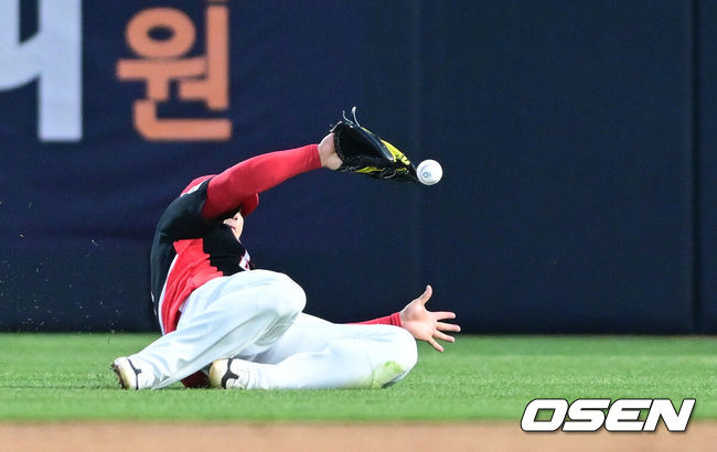 [OSEN=수원, 최규한 기자] 21일 수원 KT위즈파크에서 ‘2026 신한 SOL KBO리그’ KT 위즈와 KIA 타이거즈의 경기가 열렸다.홈팀 KT는 오원석, 방문팀 KIA는 김태형을 선발로 내세웠다. 2회말 1사 주자없는 상황 KT 배정대의 2루타 때 KIA 우익수 나성범이 타구를 향해 몸을 날렸지만 놓치고 있다. 2026.04.21 / dreamer@osen.co.kr