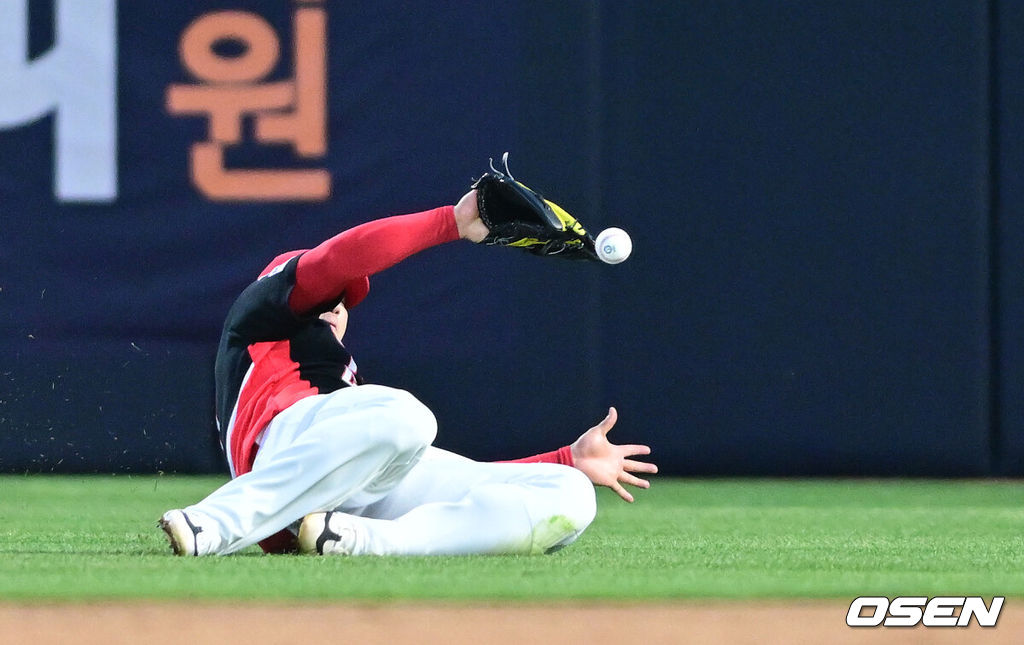 21일 수원 KT위즈파크에서 ‘2026 신한 SOL KBO리그’ KT 위즈와 KIA 타이거즈의 경기가 열렸다.홈팀 KT는 오원석, 방문팀 KIA는 김태형을 선발로 내세웠다. 2회말 1사 주자없는 상황 KT 배정대의 2루타 때 KIA 우익수 나성범이 타구를 향해 몸을 날렸지만 놓치고 있다. 2026.04.21 / dreamer@osen.co.kr