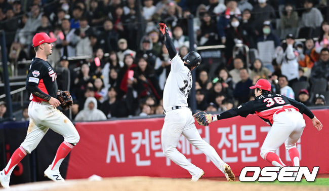 [OSEN=수원, 최규한 기자] 21일 수원 KT위즈파크에서 ‘2026 신한 SOL KBO리그’ KT 위즈와 KIA 타이거즈의 경기가 열렸다.홈팀 KT는 오원석, 방문팀 KIA는 김태형을 선발로 내세웠다. 6회말 2사 1, 3루 상황 KT 최원준 타석 때 1루 주자 배정대가 런다운 플레이를 펼치고 있다. 이 사이 3루 주자는 홈을 밟으며 득점 성공. 2026.04.21 / dreamer@osen.co.kr