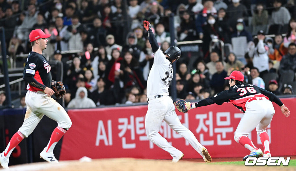 21일 수원 KT위즈파크에서 ‘2026 신한 SOL KBO리그’ KT 위즈와 KIA 타이거즈의 경기가 열렸다.홈팀 KT는 오원석, 방문팀 KIA는 김태형을 선발로 내세웠다. 6회말 2사 1, 3루 상황 KT 최원준 타석 때 1루 주자 배정대가 런다운 플레이를 펼치고 있다. 이 사이 3루 주자는 홈을 밟으며 득점 성공. 2026.04.21 / dreamer@osen.co.kr