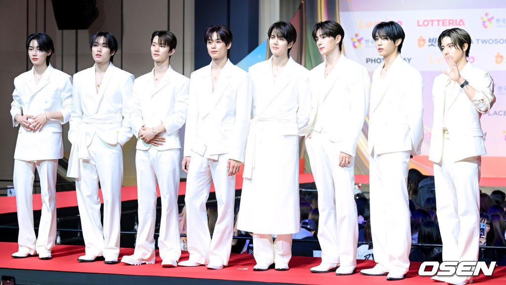 SBS 가요대전 레드카펫 행사가 25일 오후 인천광역시 중구 운서동 인스파이어 아레나에서 열렸다.이날 SBS를 통해 생방송되는 '가요대전'에서는 엔하이픈, 에이티즈, 투어스, 투모로우바이투게더, 앤팀, 보이넥스트도어, 코르티스, 넥스지, 킥플립, 동방신기 유노윤호, 스트레이 키즈, 제로베이스원, 라이즈, 엔시티 태용, 엔시티 드림, 엔시티 위시, 에스파, 아이브, 르세라핌, 있지, 엔믹스, 아일릿, 하츠투하츠, 키키, 미야오, 이즈나, 베이비몬스터, 베이비돈크라이, 올데이 프로젝트, 트레저, 더보이즈, 아이딧, 에이엠피, 아홉 등이 무대를 꾸민다.더보이즈가 포즈를 취하고 있다. 2025.12.25 /cej@osen.co.kr