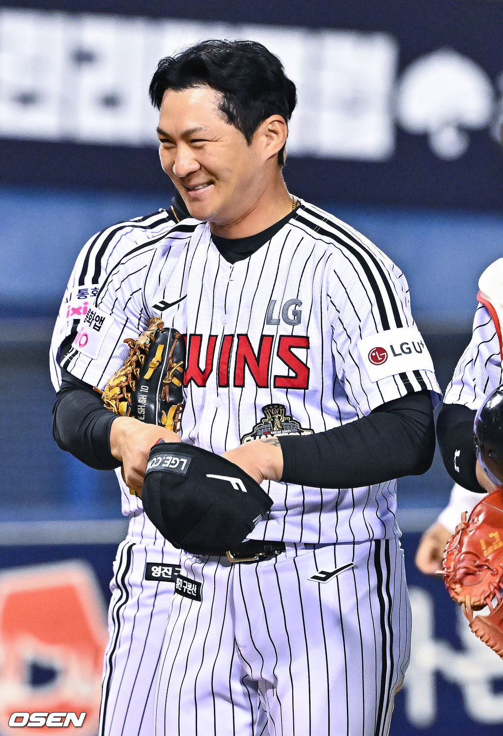 경기종료 후 실책을 기록했던 LG 오지환이 염경엽 감독을 보며 미소 짓고 있다.