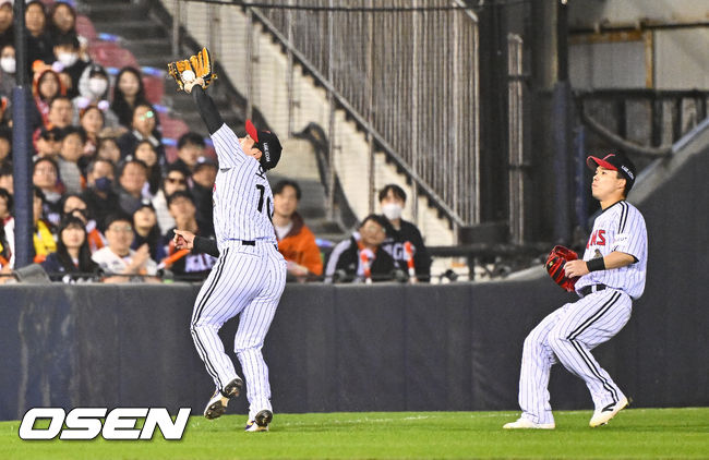 4회초 1사 1루 한화 이도윤의 뜬공때 오지환 유격수가 타구를 놓치고 있다.