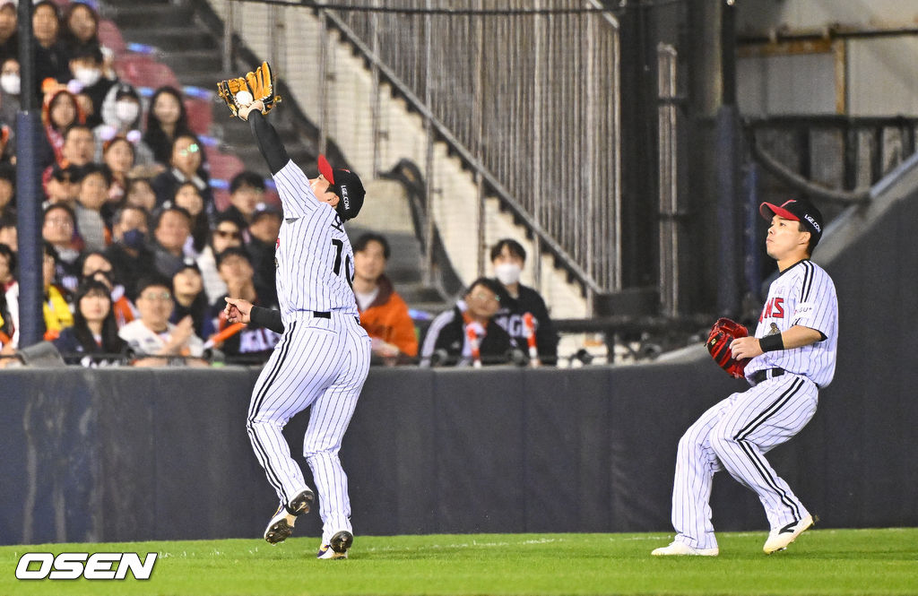 4회초 1사 1루 한화 이도윤의 뜬공때 오지환 유격수가 타구를 놓치고 있다.