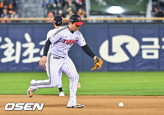 7회초 1사 1루 한화 이원석의 내야땅볼때 오지환 유격수가 포구 실책하고 있다. 