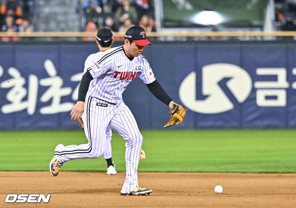 7회초 1사 1루 한화 이원석의 내야땅볼때 오지환 유격수가 포구 실책하고 있다. 