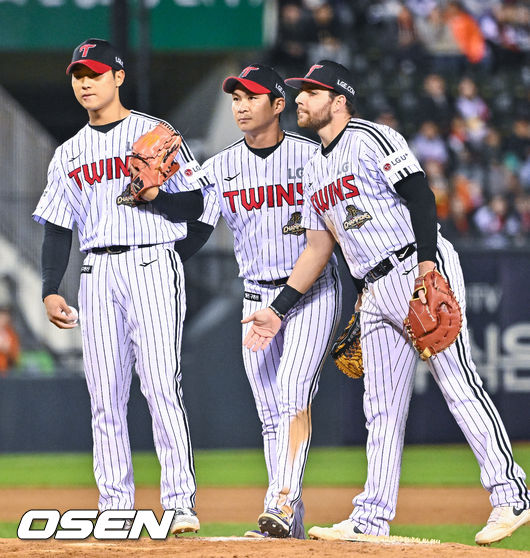 7회초 LG 우강훈의 교체때 수비 실책한 오지환 유격수가 우강훈을 다독이고 있다.