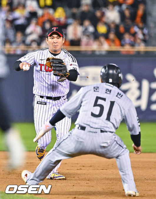 7회초 1사 만루 한화 강백호의 내야땅볼때 오지환 유격수가 1루 주자 문현빈 태그를 포기하고 1루 송구하고 있다.