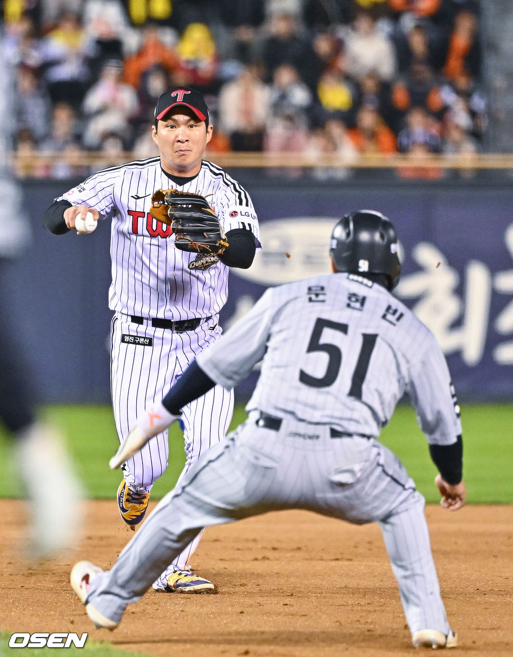 7회초 1사 만루 한화 강백호의 내야땅볼때 오지환 유격수가 1루 주자 문현빈 태그를 포기하고 1루 송구하고 있다.