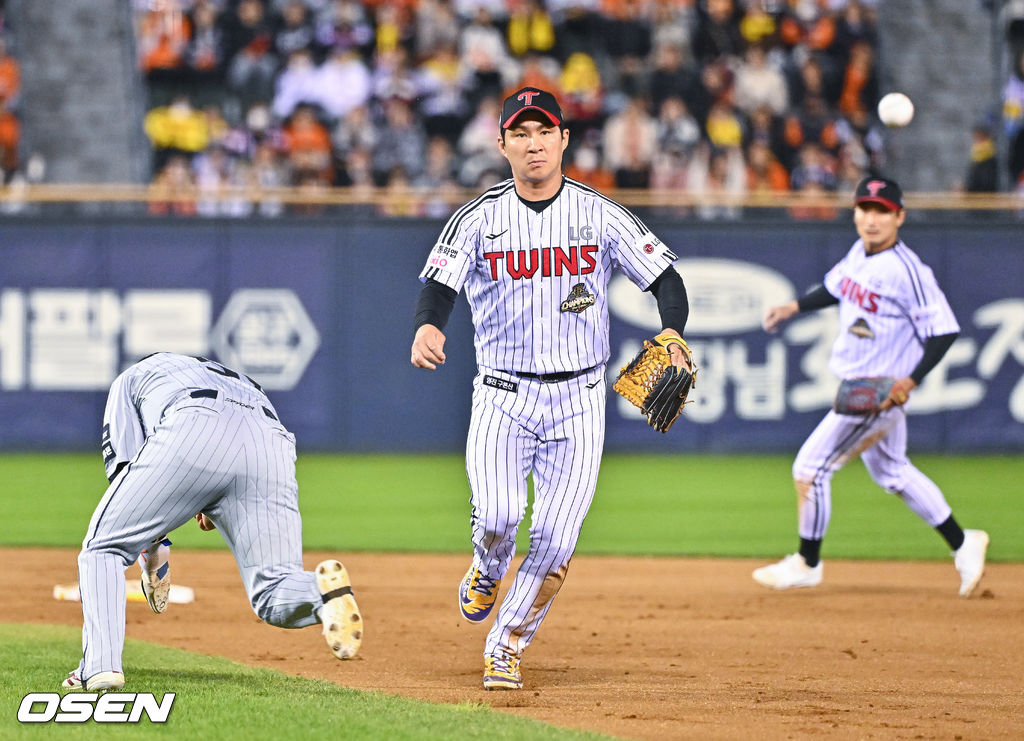 7회초 1사 만루 한화 강백호의 내야땅볼때 오지환 유격수가 1루 주자 문현빈 태그를 포기하고 1루 송구하고 있다.