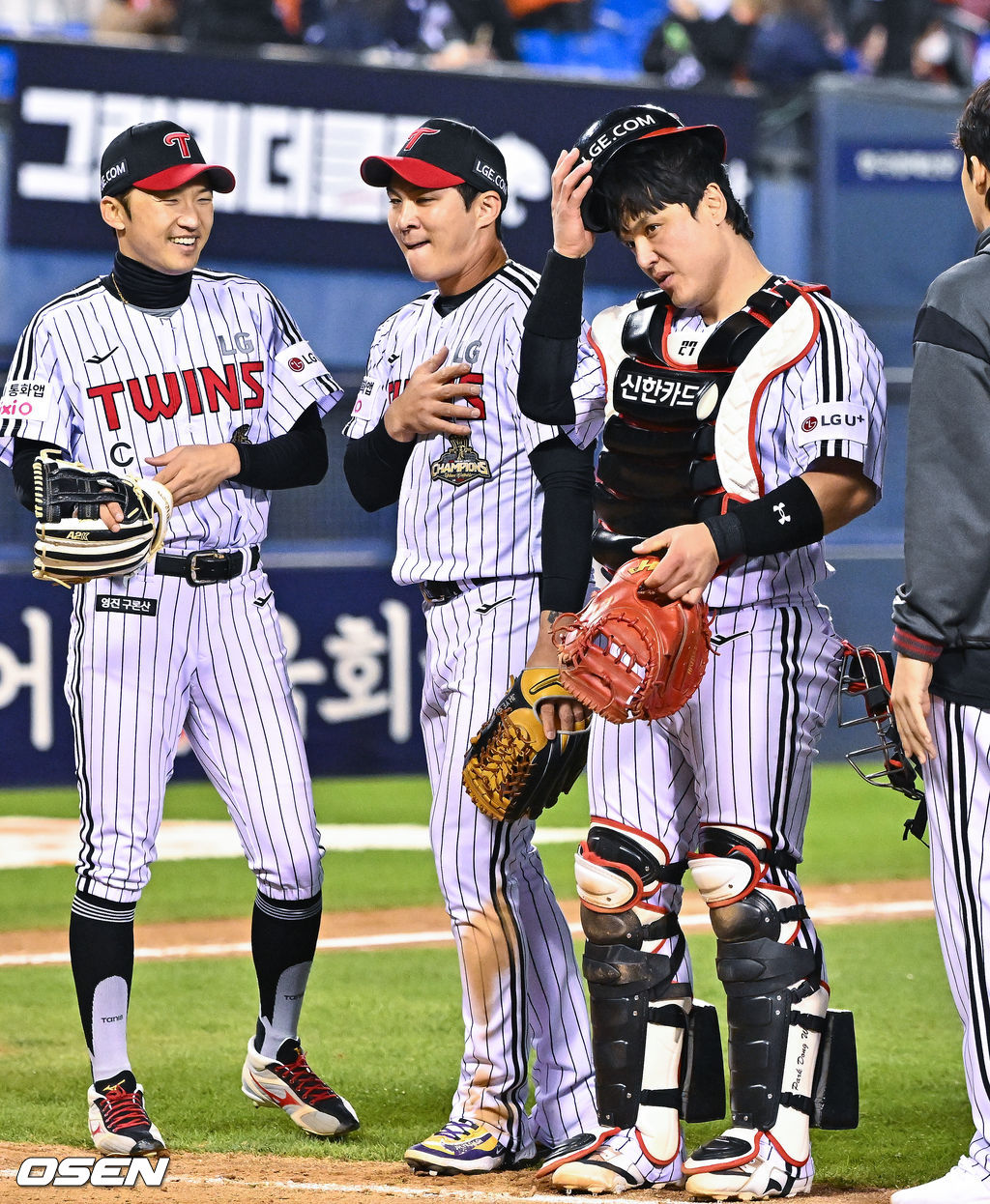 경기종료 후 실책을 기록했던 LG 오지환이 가슴을 쓸어내리고 있다.