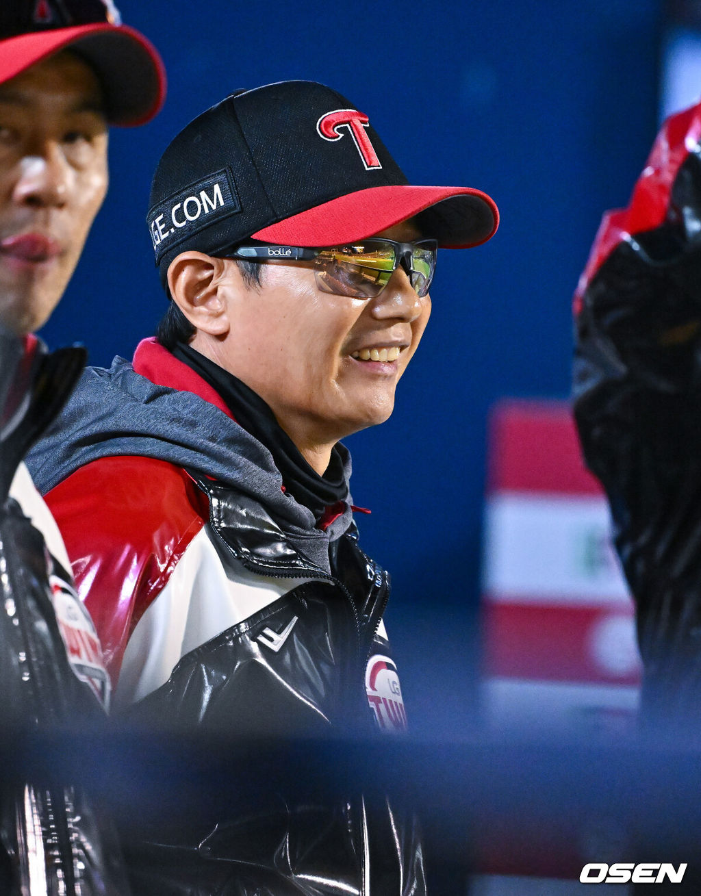 21일 오후 서울 잠실구장에서 2026 신한 SOL KBO리그 LG 트윈스와 한화 이글스의 경기가 진행됐다.이날 LG는 송승기를, 한화는 문동주를 선발투수로 내세웠다.7회초 LG 염경엽 감독이 미소 짓고 있다.    2026.04.21 / soul1014@osen.co.kr