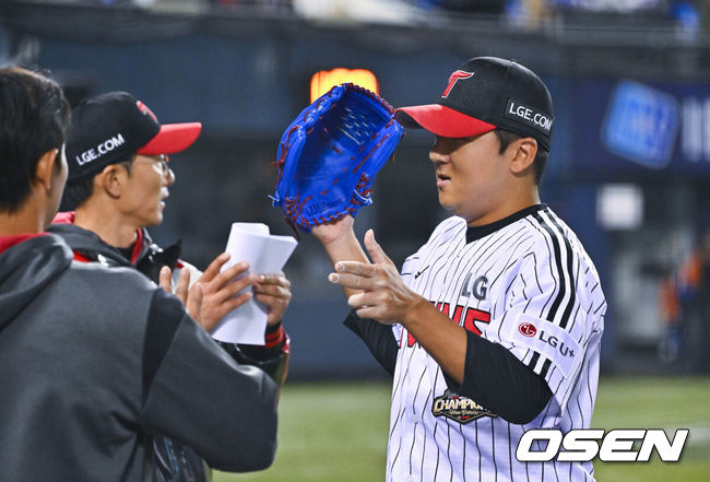 [OSEN=잠실, 박준형 기자] 21일 오후 서울 잠실구장에서 2026 신한 SOL KBO리그 LG 트윈스와 한화 이글스의 경기가 진행됐다.이날 LG는 송승기를, 한화는 문동주를 선발투수로 내세웠다.5회말 이닝종료후 LG 선발투수 송승기가 마운드를 내려가고 있다.   2026.04.21 / soul1014@osen.co.kr