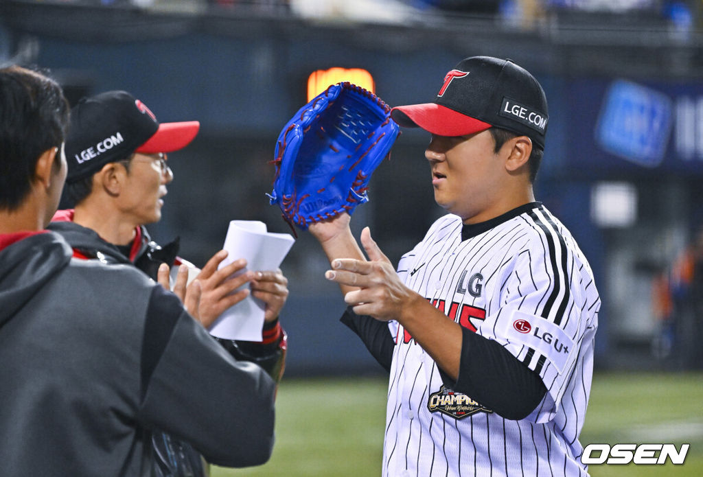 21일 오후 서울 잠실구장에서 2026 신한 SOL KBO리그 LG 트윈스와 한화 이글스의 경기가 진행됐다.이날 LG는 송승기를, 한화는 문동주를 선발투수로 내세웠다.5회말 이닝종료후 LG 선발투수 송승기가 마운드를 내려가고 있다.   2026.04.21 / soul1014@osen.co.kr