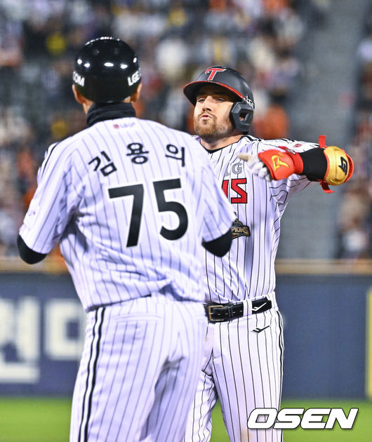 [OSEN=잠실, 박준형 기자] 21일 오후 서울 잠실구장에서 2026 신한 SOL KBO리그 LG 트윈스와 한화 이글스의 경기가 진행됐다.이날 LG는 송승기를, 한화는 문동주를 선발투수로 내세웠다.7회말 2사 2루 LG 오스틴이 역전 1타점 적시타를 날리고 세리머니를 하고 있다.   2026.04.21 / soul1014@osen.co.kr