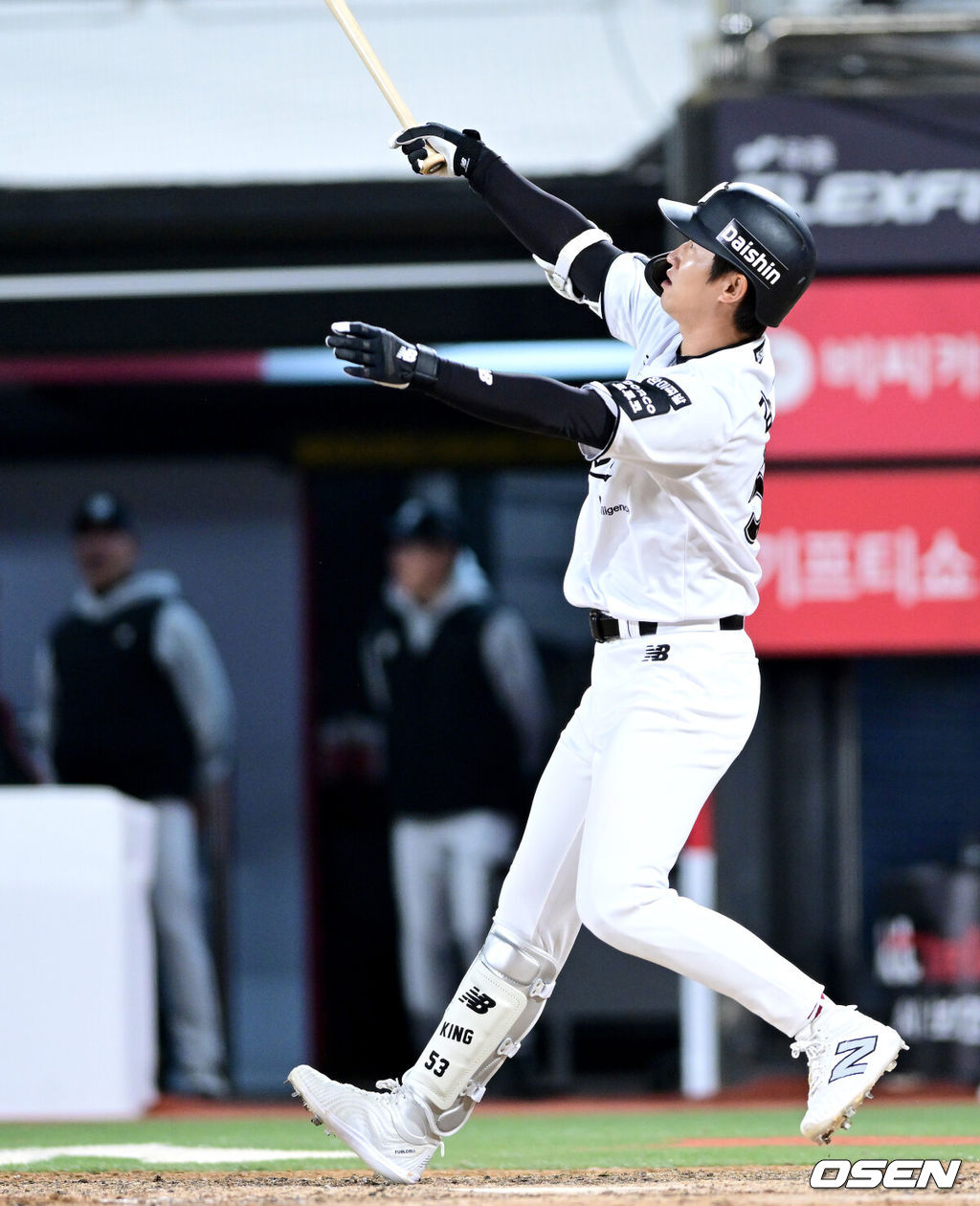 21일 수원 KT위즈파크에서 ‘2026 신한 SOL KBO리그’ KT 위즈와 KIA 타이거즈의 경기가 열렸다.이날 경기는 김민혁이 연장 11회 1사에서 우월 끝내기 솔로포를 터트려 홈팀 KT가 6-5 짜릿한 승리를 거뒀다. 연장 11회말 1사에서 KT 김민혁이 끝내기 우월 솔로포를 날리고 있다. 2026.04.21 / dreamer@osen.co.kr