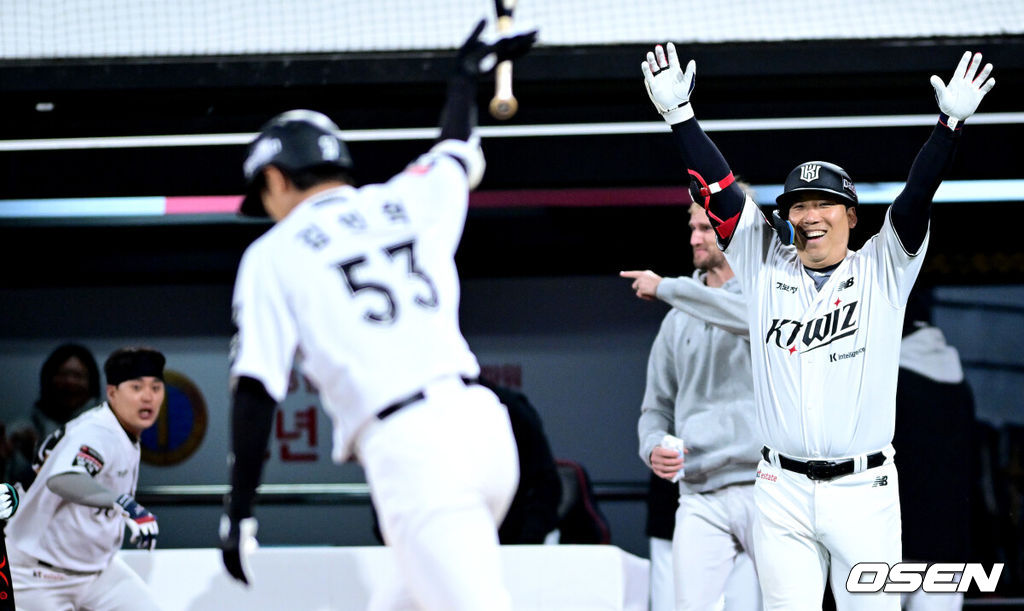 21일 수원 KT위즈파크에서 ‘2026 신한 SOL KBO리그’ KT 위즈와 KIA 타이거즈의 경기가 열렸다.이날 경기는 김민혁이 연장 11회 1사에서 우월 끝내기 솔로포를 터트려 홈팀 KT가 6-5 짜릿한 승리를 거뒀다. 연장 11회말 1사에서 KT 김민혁이 끝내기 우월 솔로포를 날리고 더그아웃 동료들과 기뻐하고 있다. 2026.04.21 / dreamer@osen.co.kr