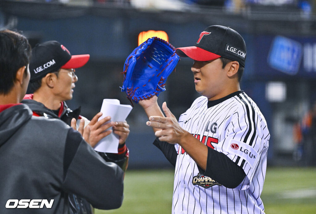 21일 오후 서울 잠실구장에서 2026 신한 SOL KBO리그 LG 트윈스와 한화 이글스의 경기가 진행됐다.이날 LG는 송승기를, 한화는 문동주를 선발투수로 내세웠다.5회말 이닝종료후 LG 선발투수 송승기가 마운드를 내려가고 있다.   2026.04.21 / soul1014@osen.co.kr