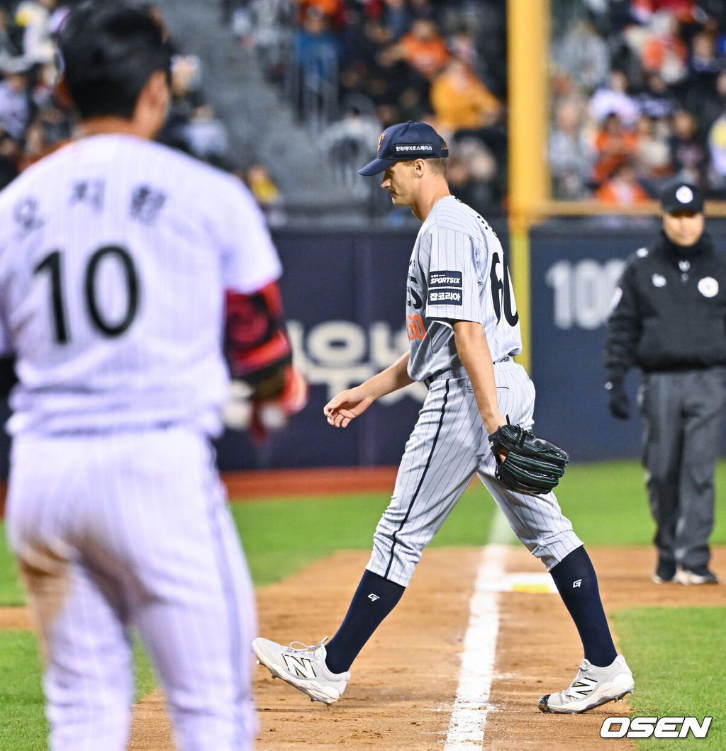 21일 오후 서울 잠실구장에서 2026 신한 SOL KBO리그 LG 트윈스와 한화 이글스의 경기가 진행됐다.이날 LG는 송승기를, 한화는 문동주를 선발투수로 내세웠다.7회말 2사 한화 쿠싱 투수가 LG 오지환을 삼진아웃 잡은뒤 마운드를 내려가과 있다  2026.04.21 / soul1014@osen.co.kr