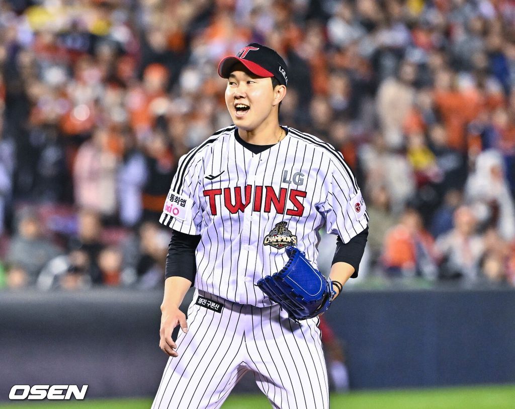 경기종료 후 LG 마무리 투수 유영찬이 시즌 10세이브 달성후 기뻐하고 있다.   2026.04.21 / soul1014@osen.co.kr