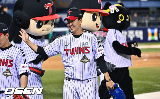 [OSEN=잠실, 박준형 기자] LG가 한화를 상대로 한점 차 승리를 거두며 2연승을 달렸다.LG는 21일 잠실구장에서 열린 2026 신한 SOL KBO리그 한화와 경기에서 선발 송승기의 호투와 7회 터진 오스틴의 결승타에 힘입어 6-5로 승리했다.경기종료 후 LG 유영찬 마무리 투수가 세이브 달성하며 미소 짓고 있다.     2026.04.21 / soul1014@osen.co.kr