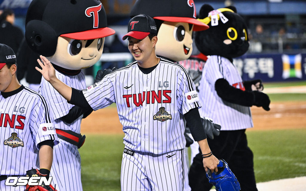 LG가 한화를 상대로 한점 차 승리를 거두며 2연승을 달렸다.LG는 21일 잠실구장에서 열린 2026 신한 SOL KBO리그 한화와 경기에서 선발 송승기의 호투와 7회 터진 오스틴의 결승타에 힘입어 6-5로 승리했다.경기종료 후 LG 유영찬 마무리 투수가 세이브 달성하며 미소 짓고 있다.     2026.04.21 / soul1014@osen.co.kr