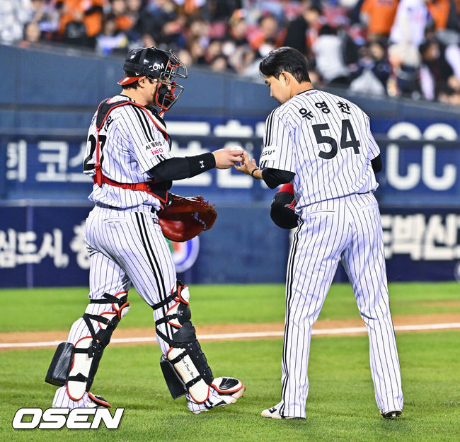 [OSEN=잠실, 박준형 기자] LG가 한화를 상대로 한점 차 승리를 거두며 2연승을 달렸다.LG는 21일 잠실구장에서 열린 2026 신한 SOL KBO리그 한화와 경기에서 선발 송승기의 호투와 7회 터진 오스틴의 결승타에 힘입어 6-5로 승리했다.경기종료 후 LG 마무리 투수 유영찬이 시즌 10세이브 달성후 박동원 포수와 기쁨을 나누고 있다.   2026.04.21 / soul1014@osen.co.kr